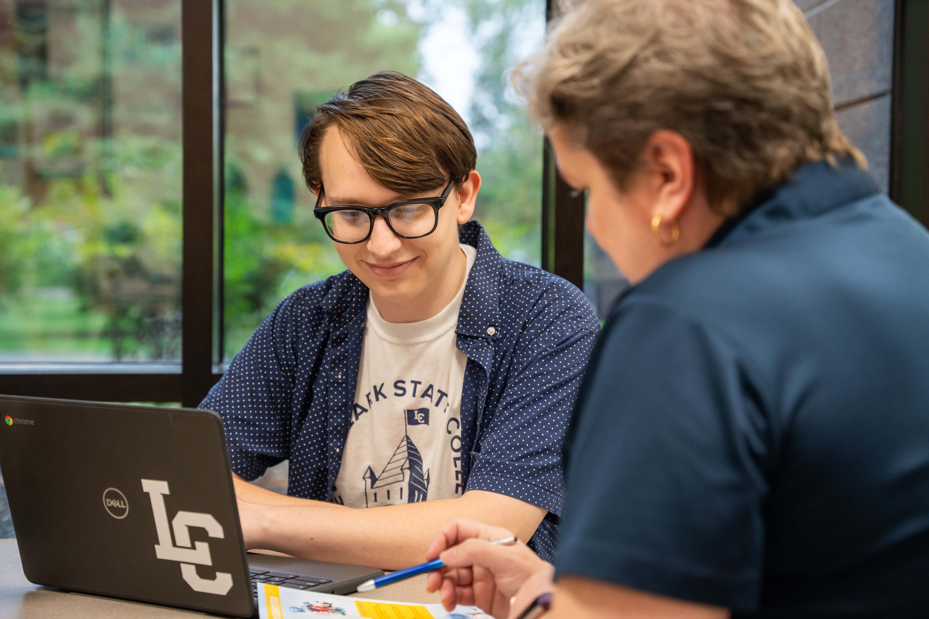 Student talking to an advisor